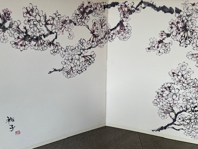 「絵手紙 花の会主宰」の花城祐子氏による桜の屏風。いよいよ春真っ盛りです！